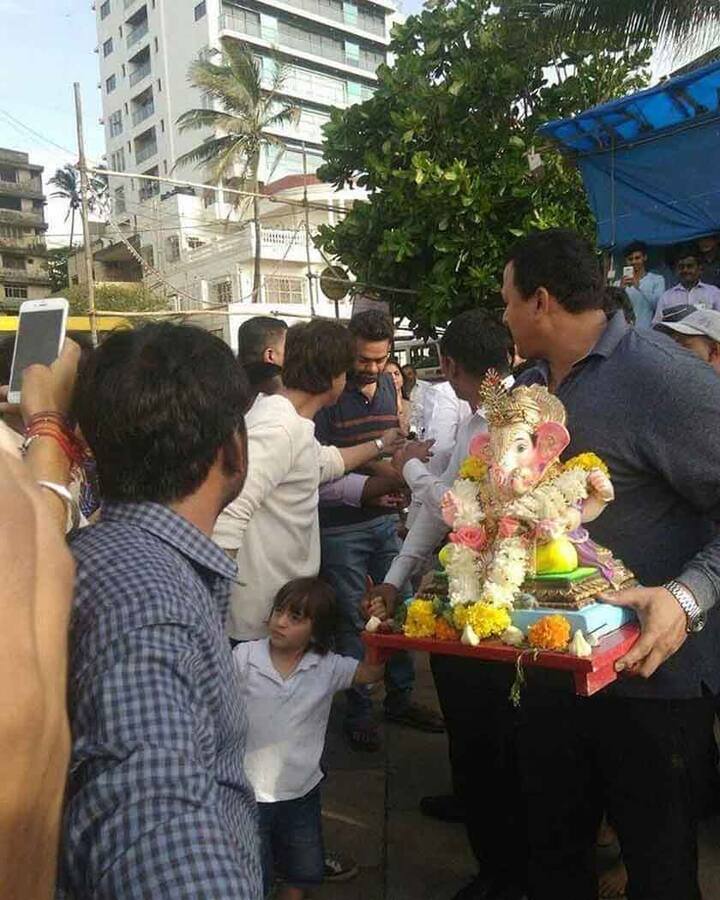 नीचे क्लिक करके देखें वीडियो (Photo: @TEAMSRK_ONLINE) #videooftheday #shahrukhkhan #ganesha #visarjan #bandra #mannat #instadaily #instalove #instagood #epic #bollywood #igers #mumbai #india #abram #suhanakhan #gaurikhan A post shared by Manav Manglani (@manav.manglani) on Aug 31, 2017 at 8:14am PDT