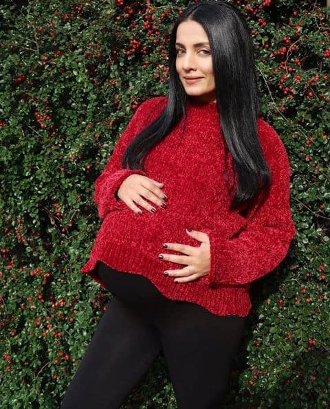 सेेलिना अपनी प्रेग्नेंसी के फाइनल स्टेज में हैं. वह किसी भी वक्त खुशखबरी दे सकती हैं. सेलिना ने कुछ दिनों पहले इस तस्वीर को अपने फैंस के बीच शेयर किया था.