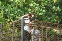 शाहरुख ने बेटे अबराम के साथ फैंस को दी ईद की मुबारकबाद