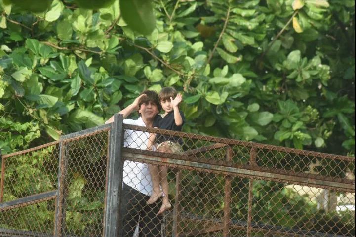 मुंमई में शाहरुख के बंगले मन्नत के सामने उनके फैंस का जमावड़ा अक्सर लगा रहता है. और मौका ईद का हो तो अपने पसंदीदा कलाकार से उनके फैंस की उम्मीदे और ज्यादा बढ़ जाती हैं