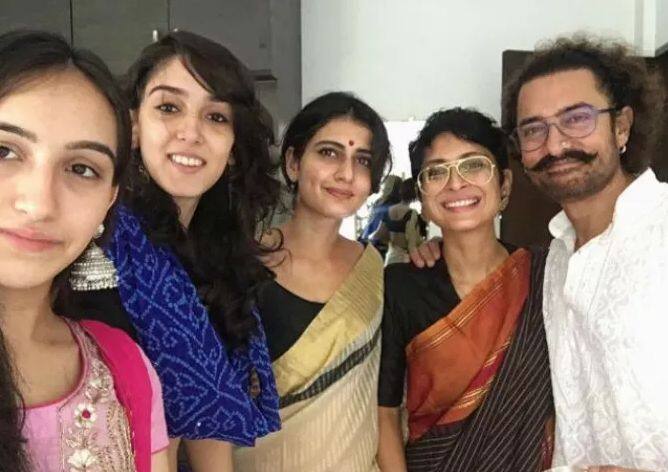 ईद पर अकेली इरा ही नहीं पहुंची थी, बल्कि उनके साथ उनका भाई जुनैद भी आमिर के घर पहुंचे. इरा और जुनैद ने आमिर और अपनी सौतेली मां किरण राव के साथ भी फोटो भी खिंचवाए.