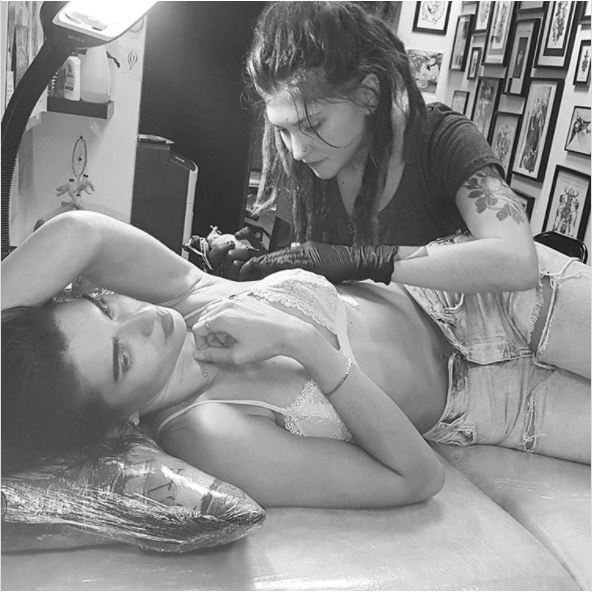   \'झलक दिखाला जा\' की कंटेस्टेंट ने मां की याद में बनवाया टैटू