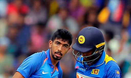 अंतिम वनडे मैच से पहले बुमराह ने सीरीज़ में 13 विकेट चटकाए थे, और ऐसी उम्मीद जताई जा रही थी कि वो आखिरी मैच में ये रिकॉर्ड तोड़ देंगे. उन्होंने अपने पहले ही ओवर में श्रीलंकाई कप्तान उपुल थरंगा (48) को विकेटकीपर धोनी के हाथों आउट करा दिया.