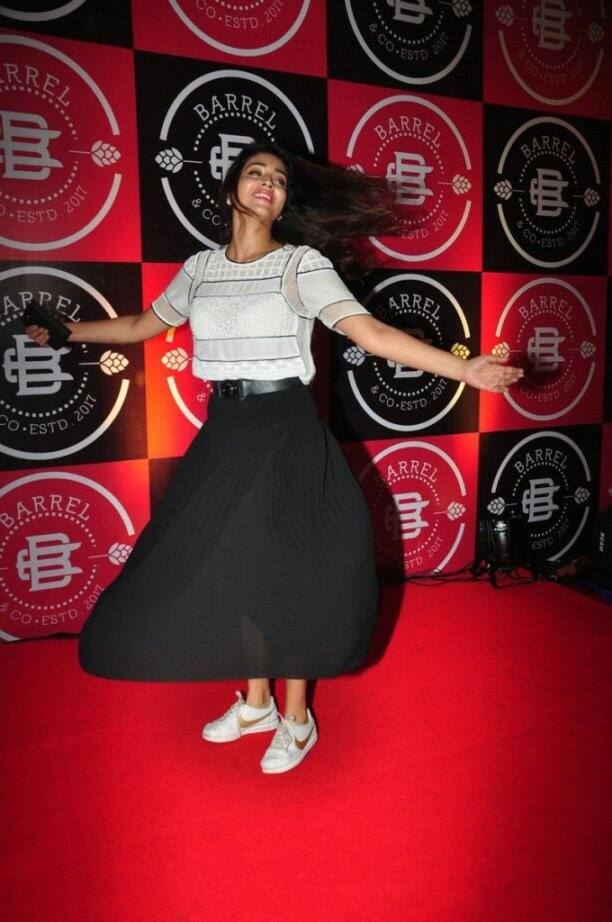 व्हाइट और ब्लैक स्कर्ट में श्रिया काफी खूबसूरत नजर आ रही थीं.