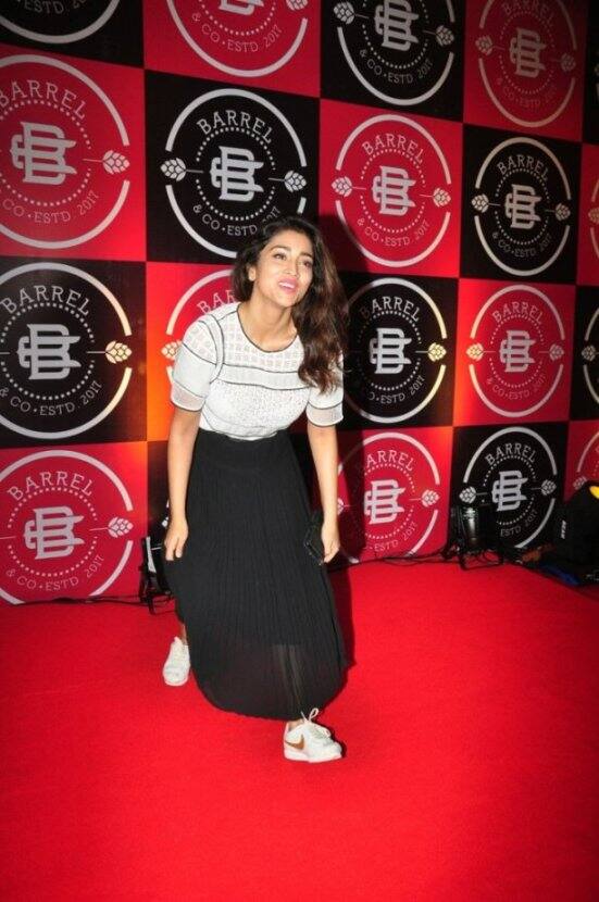 इस क्रम में जम्प करने के ठीक बाद उन्हें अपनी स्कर्ट को संभालना पड़ा.