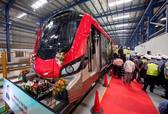 Up Rajnath Singh And Cm Yogi Adityanath To Flag Off Lucknow Metro Today आज राजनाथ-योगी दिखाएंगे लखनऊ मेट्रो को हरी झंडी, अखिलेश का तंज़- इंजन तो पहले ही चला दिया था