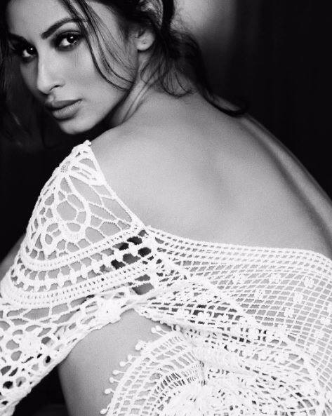 मौनी रॉय के 'बिग बॉस 11' का हिस्सा बनने की चर्चा उस वक्त तेज हो गई थी जब वह सलमान खान के साथ शो के प्रोमो शूट के लिए पहुंची. हालांकि, बाद में मौनी रॉय ने शो का हिस्सा बनने से इंकार कर दिया था. 