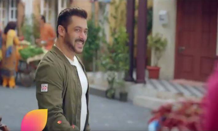 बता दें कि 'बिग बॉस 11' की शुरुआत 1 अक्टूबर से होने जा रही हैं. मीडिया रिपोर्ट्स में अब तक टीवी एक्ट्रेस नीति टेलर का नाम ही सेलिब्रिटी कंटेस्टेंट के तौर पर कंफर्म होने की बात सामने आई है. आगे की स्लाइड में नये प्रोमो का वीडियो देखें... 