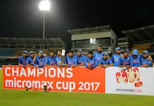 शिखर धवन ने तस्वीर शेयर कर बताया, सुधर रही है मां की सेहत