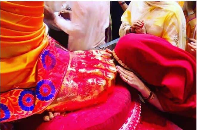 ऐश्वर्या राय ने यहां पर शीश झुकाकर आशीर्वाद लिया.