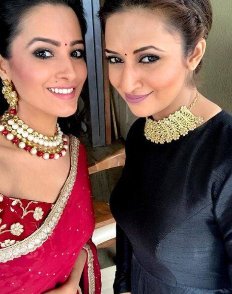 अब देखना दिलचस्प होगा कि सीरियल ‘ये है मोहब्बतें’ में ‘शगुन’ का किरदार निभाने वाली अनीता ये शो छोड़ेंगी या नहीं. आपको बता दें कि सीरियल ‘ये है मोहब्बतें’ में अनीता का किरदार काफी पसंद किया जाता है. अनीता सोशल मीडिया पर भी काफी एक्टिव हैं, वो अकसर ‘ये है मोहब्बतें’ के को-स्टार्स के साथ इंस्टाग्राम पर तस्वीर शेयर करती रहती हैं.