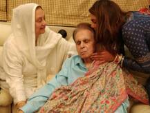 दिलीप, सायरा से मिलने पहुंची प्रियंका चोपड़ा