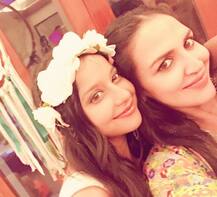 PICS : बेस्ट फ्रेंड चीनू के बेबी शॉवर में ईशा देओल ने फ्लॉन्ट किया अपना बेबी बंप