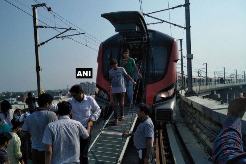 Uttar Pradesh Technical Glitch In Lucknow Metro At First Day यूपी: पहले दिन ही लगा लखनऊ मेट्रो पर ब्रेक, एक घंटे से सेवा ठप