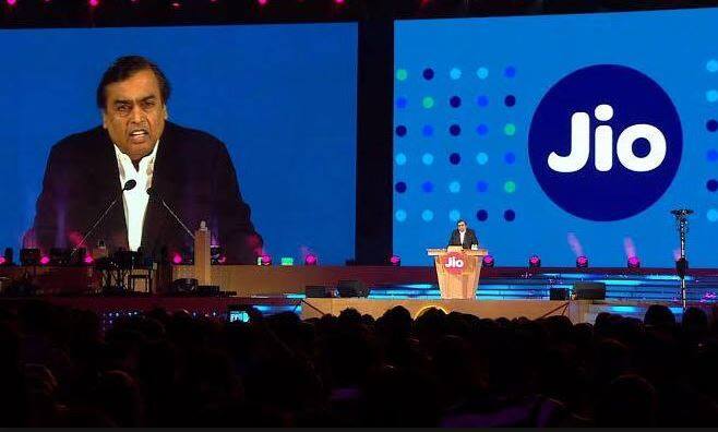 औसत डेटा स्पीड के मामले में ट्राई के स्पीड चार्ट पर लगातार सात महीनों से जियो नंबर वन पर है. जबकि पहले से मौजूद कंपनियां भारती एयरटेल, वोडाफोन इंडिया और आइडिया सेल्यूलर उससे पिछड़ गई हैं. 