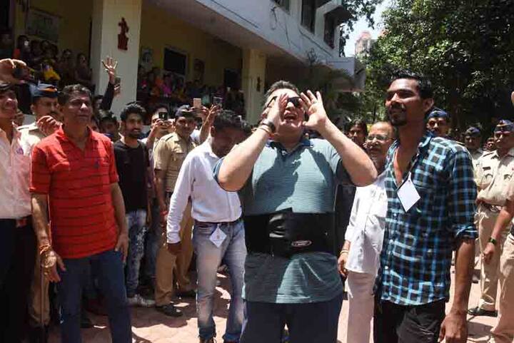 पिछले साल गणपति विसर्जन के दौरान ऋषि कपूर पत्रकारों से भिड़ गए थे और इसके बाद खूब विवाद हुआ था. (Photo: Manav Mangalani)