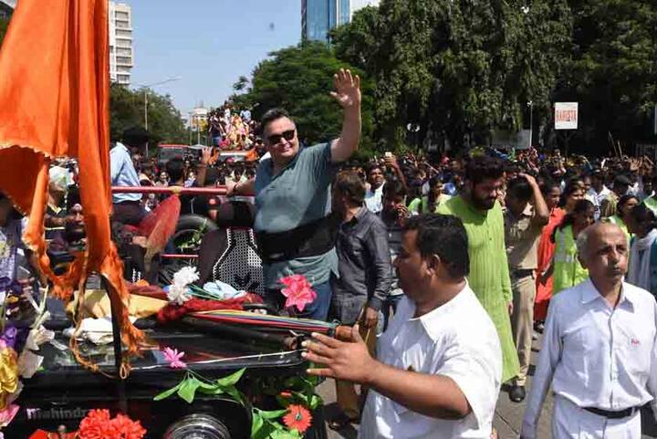 एक निश्चित दूरी तय करने‌ के बाद कपूर परिवार के सभी सदस्य लौट गये. 