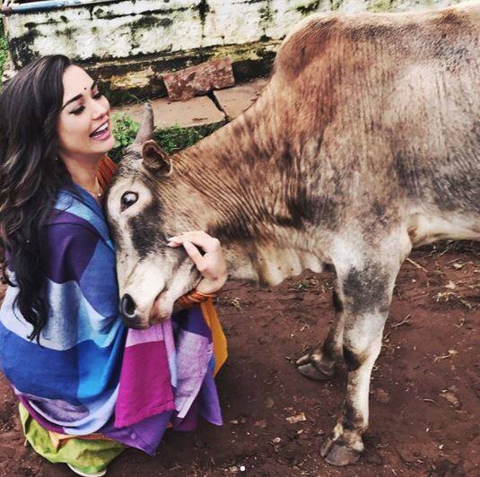 वहीं उन्होंने आगे लिखा है कि वे अपनी आने फिल्म की शूटिंग कर रही हैं और इस दौरान उन्हें लगा कि उन्हें नए दोस्त बनाने चाहिए.