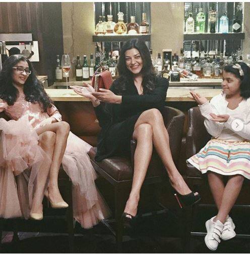 बर्थडे सेलिब्रेशन की ये तस्वीर भी सोशल मीडिया पर देखने को मिली है जिसमें उनकी दूसरी बेटी अलीशा भी मौजूद है.