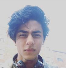 VIRAL PHOTO : शाहरुख खान के बेटे आर्यन ने दोस्तों के साथ शेयर की तस्वीर...