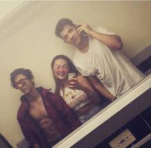 VIRAL PHOTO : शाहरुख खान के बेटे आर्यन ने दोस्तों के साथ शेयर की तस्वीर...