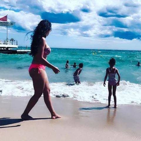 छुट्टियां मना रहीं मान्यता की तस्वीर.