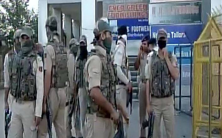 One Killed 16 Injured As Terrorists Hurl Grenade At Jahangir Chowk In Srinagar श्रीनगर: जहांगीर चौक पर ग्रेनेड से आतंकी हमला, एक की मौत, 16 घायल, हमलावर भी जख्मी