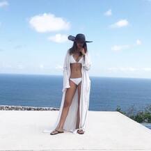 Red Swimsuit में ईशा ने फिर बढ़ाया इंस्टाग्राम का टेंप्रेचर!