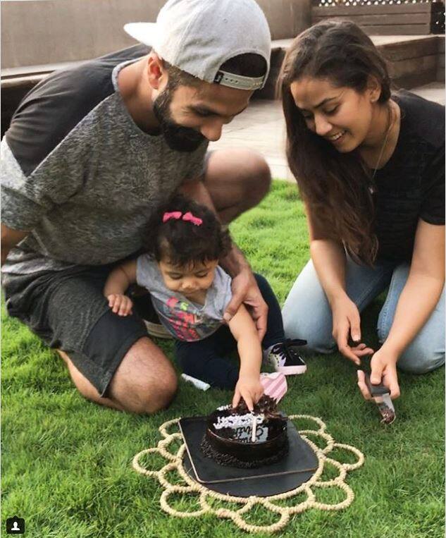 शाहिद ने मीरा का ये बर्थडे बहुत ही साधारण तरीके से सेलिब्रेट किया. शाहिद ने बताया कि उन्होंने घर पर ही मीरा का केट काटा.