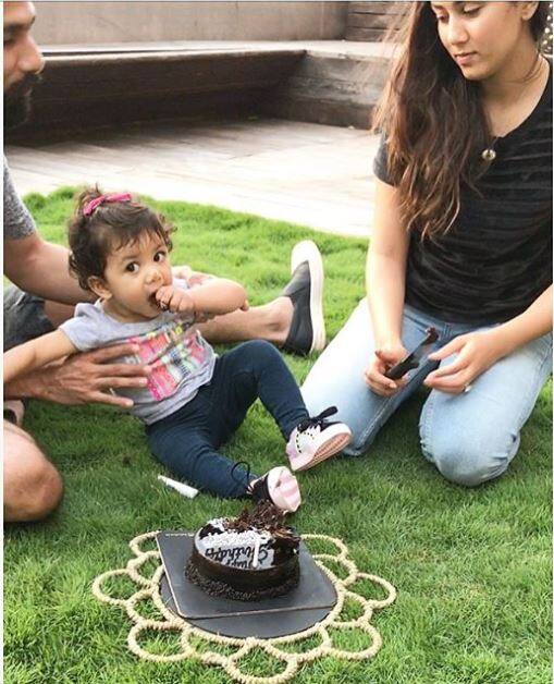 ये तस्वीर शाहिद ने अपने इंस्टा पर पोस्ट की है जिसमें उन्होंने बताया है कि मीरा के बर्थडे केक को बेटी मीशा ने कुछ इस तरीके से खाया.