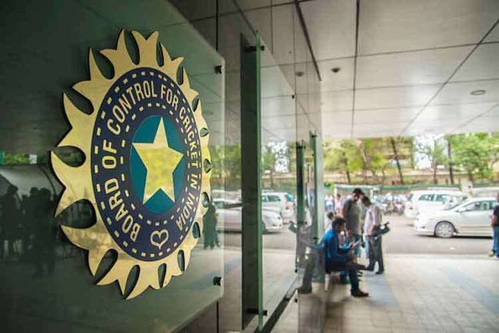 भारतीय क्रिकेट बोर्ड इस महीने के आखिर में आस्ट्रेलिया के खिलाफ होने वाली घरेलू श्रृंखला का कार्यक्रम घोषित कर दिया है. इसमें गुवाहाटी और तिरूवनन्तपुरम को पहली बार टी20 अंतरराष्ट्रीय मैचों की मेजबानी सौंपी गयी है.