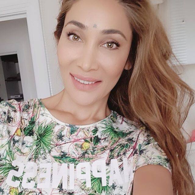 खुद को शर्मिली बताते हुए उन्होंने बताया है कि वे अपने पति की गैरमौजूदगी में जमकर सेल्फियां ले रही हैं.