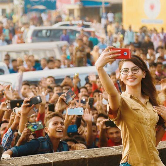 उर्वशी की सभी तस्वीरें इंस्टाग्राम से ली गई हैं.