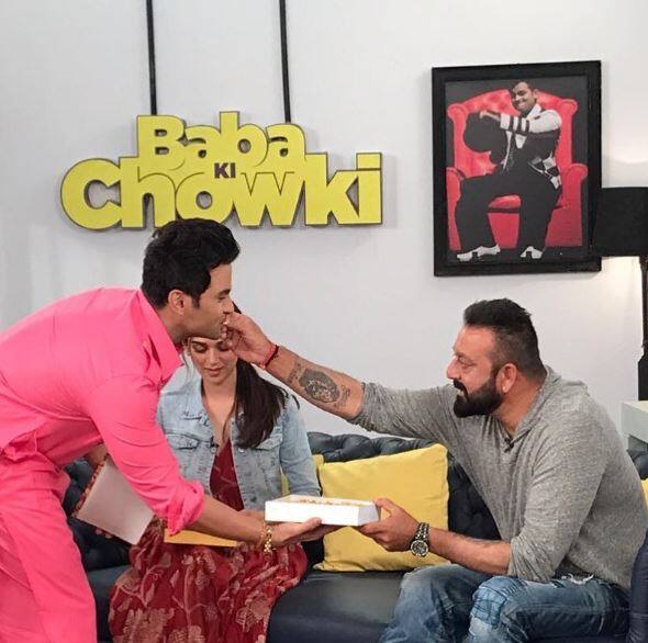 बता दें कि कॉमेडी की दुनिया में संकेत भोसले की पहचान संजय दत्त के अंदाज में एक्टिंग करने के लिये ही हैं. वीडियो में संकेत कह रहे हैं कि मैं बचपन के आपको देखते हुए एक्टिंग सीख रहा हूं. इस पर संजय दत्त ने जवाब दिया कि अब तो मैं बस तुम्हें ही देखता हूं. संजय दत्त का यह जवाब सुनकर संकेत भावुक हो गये थे. इसके बाद संजय दत्त ने संकेत को अपनी मशहूर जादू की झप्पी भी दी. With @duttsanjay sir for the first time on tv ???? #Bhoomi #TheDramaCompany on @sonytvofficial A post shared by Dr.Sanket Bhosale (@drrrsanket) on Sep 6, 2017 at 10:06pm PDT