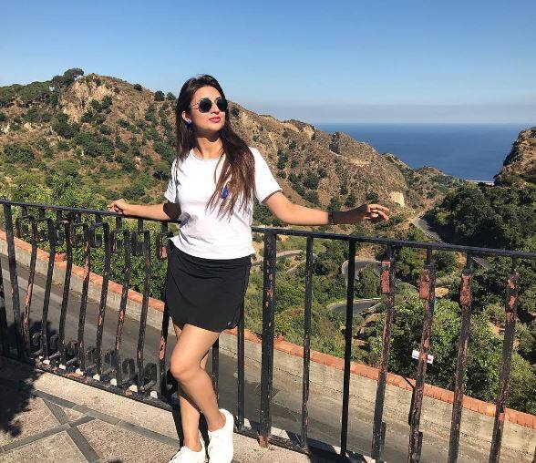  दिव्यांका त्रिपाठी जुलाई में शादी की पहली सालगिरह का जश्न मनाने यूरोप भी पहुंची थी. दिव्यांका ने इंस्टाग्राम पर अपने हॉलीडे की तस्वीरों को जमकर शेयर किया था. (All Pictures Credit-Instagram)