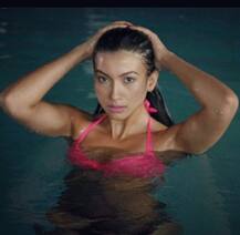 IN PICS: स्विमिंग पूल में कुछ इस अंदाज में मस्ती कर रही हैं \'बिग बॉस\' विजेता गौहर खान