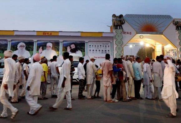 ये वही पैसा है जिन्हें राम रहीम के भक्त श्रद्धा के सामान समाज की सेवा के लिए सौंपते थे, लेकिन राम रहीम ने इसे अपने अय्याशी में लगा दिया.