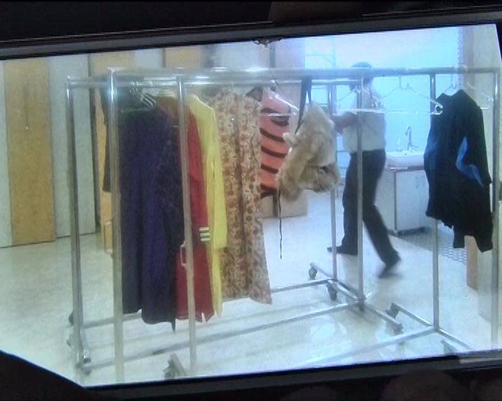 इस तरह के एक-एक डिजायनर पीस की कीमत लाखों में होती है. ऐसे डिजायनर कपड़े कि अगर राम रहीम रोज एक पहने तो अगले 8 साल में कपड़े का नंबर दोबारा आएगा. इन कपड़ों को रखने के लिए अलमारी नहीं पूरा मॉल चाहिए. इसलिए मॉल टाइप का वॉर्डरोब बनवाया गया है. ये चमचमाती अलमारियां खासतौर पर राम रहीम के लिए बनवाई गई हैं.