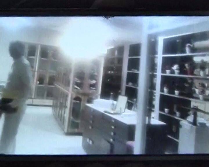 1500 जोड़ी जूते भी मिले- वॉर्डरोब रूम में करीब 1500 जोड़ी जूते भी मिले हैं. यानी एक बार जूते पहने गए तो फिर उनका नंबर चार साल बाद आएगा. सामान उतारने के लिए जीना भी है. इस वॉर्डरोब में गोलाकार फैंसी सामान रखने का रैक भी है. अनुमान लगाया जाए तो वॉर्डरोब के सामान की कीमत 25 करोड़ से पचास करोड़ के बीच होगी.