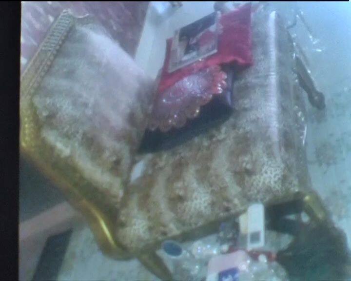 गुफा में महंगी और फैंसी कुर्सियां भी मिली हैं. जाहिर है बाबा के ऐशो आराम का पूरा सामान यहां मौजूद है. ये हाल तो सिर्फ गुफ का है. पूरा डेरा तो करीब एक हजार एकड़ में फैला है.