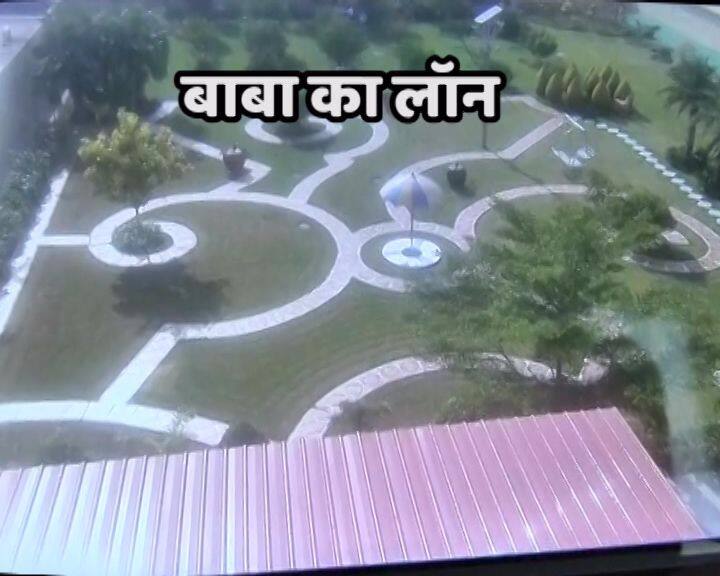 किसी फाइव स्टार कमरे से भी ज्यादा आलीशान है बैड- गुफा में सादगी से रहने का दावा करने वाले राम रहीम का बैड किसी फाइव स्टार कमरे के बैड से भी ज्यादा आलीशान है. मखमली गद्दे और स्टाइल का पूरा ख्याल रखा गया है.