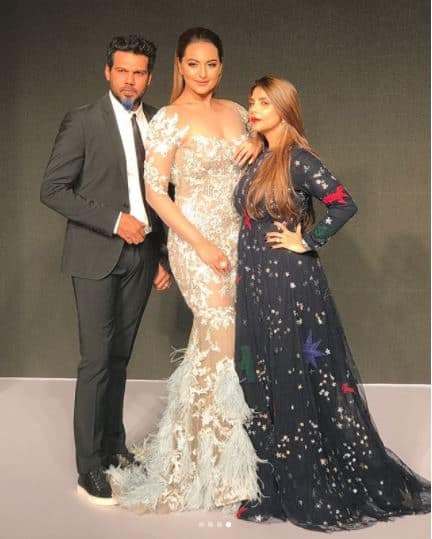 वहीं उनका मेकअल नीलू ने किया है.