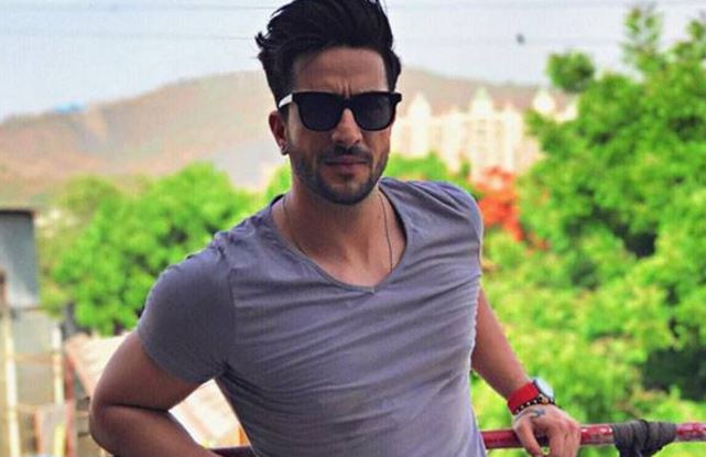  बता दें कि 'ये है मोहब्बतें' में 'रमन भल्ला' के भाई 'रोमी' का किरदार निभाने वाले एक्टर एली गोनी ने कुछ महीनों पहले शो को अलविदा कह दिया था. एली ने शो छोड़ने की जानकारी इंस्टाग्राम पर एक इमोशनल पोस्ट लिखते हुए अपने फैंस को दी थी.