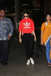 Casuals में Swag दिखाती एयरपोर्ट से बाहर निकलीं कोलकाता से मुंबई लौटीं अनुष्का!