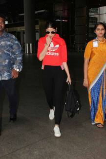 Casuals में Swag दिखाती एयरपोर्ट से बाहर निकलीं कोलकाता से मुंबई लौटीं अनुष्का!