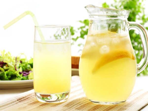 शहद और नींबू को गरम पानी के साथ लिया जाएं तो आपको पाचन संबंधी परेशानियों से राहत मिल सकती है. जिन लोगों का   पेट खराब रहता है उनके लिए शहद और नींबू बहुत ही बेहतर विकल्प है. इसको पीने से पेट साफ रहता है. साथ ही टॉक्सिंस   शरीर से बाहर निकलने में भी यह मदद करता है. पाचन अच्छा होने से मेटाबॉलिज्म भी अच्छा होता है. जिससे कारण आपका   बढ़ा हुआ वजन भी कम होता है.  