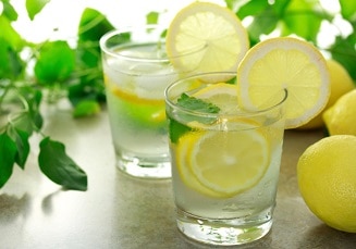 Fact Check: Drinking hot water with lemon slices &baking soda immediately kills coronavirus ગરમ પાણીની સાથે લીંબુ અને બેકિંગ સોડોથી કોરોના વાયરસ તરત મરી જાય છે ? જાણો શું છે હકીકત