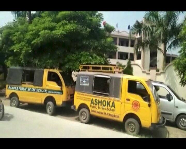 बुलंदशहर: फीस के लिए बच्चे को बंधक बनाया, पुलिस दखल के बाद छुड़ाया जा सका Bulanshars School Taken Into Custody Of Student For Non Payment Of Fees बुलंदशहर: फीस के लिए बच्चे को बंधक बनाया, पुलिस दखल के बाद छुड़ाया जा सका