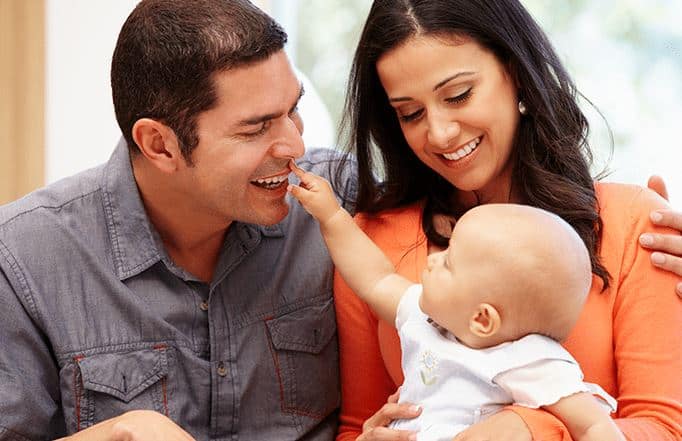 जिस व्यक्ति से आप प्यार करते हैं उससे शादी होने का एक अद्भुत अनुभव हो सकता है. लेकिन अक्सर देखा गया है कि बेबी होने के बाद लोगों की प्राथमिकताएं बदलने लगती हैं और लाइफ से रोमांस खत्म सा होने लगता है. जी हां, बच्चे की देखभाल और बच्चे को अटेंशन देने के चलते कई बार कपल्स का आपसी प्यार खत्म सा होने लगता है. अगर आपके साथ भी ऐसा है तो चिंता ना करें. हम आपको कुछ टिप्स बता रहे हैं जिन्हें अपनाकर आप फिर से अपनी लाइफ में रोमांस को जीवित कर सकते हैं.