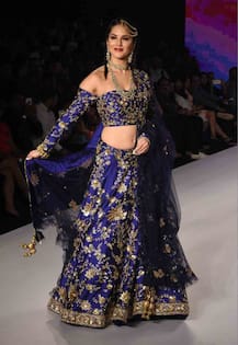 ब्लू लहंगा पहन रैंप पर उतरीं सनी लियोनी, देखें तस्वीरें
